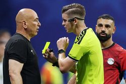 Bị tố thi&ecirc;n vị Argentina, FIFA lập tức thay đổi quy tr&igrave;nh VAR