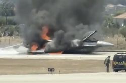 Video cận cảnh F-16 bốc cháy sau pha hạ cánh khẩn cấp bằng bụng