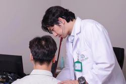Bác sĩ 'phát bực' vì người đàn ông 36 tuổi bị đột quỵ vẫn đòi về để xin nghỉ làm