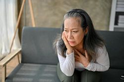 65 tuổi c&oacute; mẹ gi&agrave; phải chăm, c&oacute; ch&aacute;u phải tr&ocirc;ng, t&ocirc;i chỉ c&oacute; thể chọn một