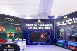 Triển lãm 'Bức tường an ninh mạng' tại Phố đi bộ Hồ Hoàn Kiếm