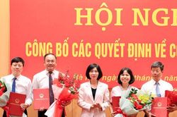 Đảng ủy HĐND thành phố Hà Nội trao các quyết định về công tác Đảng