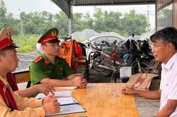 Quản l&yacute; bến b&atilde;i đường thủy: Bảo vệ an to&agrave;n đ&ecirc; điều trong m&ugrave;a mưa b&atilde;o