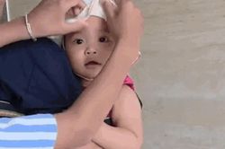 Mẹ H'Hen Ni&ecirc; địu ch&aacute;u ngoại, biểu cảm của b&eacute; Harley khiến fan th&iacute;ch th&uacute;