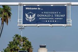 Mỹ chính thức có sân bay đầu tiên đặt theo tên Tổng thống Trump