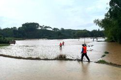 Mưa lũ khiến bé trai 12 tuổi bị cuốn trôi ở Thái Nguyên; 1 người tử vong do lật tàu ở Quảng Ninh