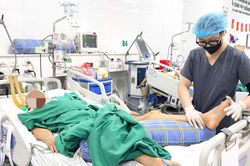 Cụ bà 83 tuổi sốc nhiễm khuẩn, áp xe hoại tử toàn vùng mặt sau khi nhổ răng khôn