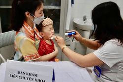 Một buổi khám sức khỏe định kỳ miễn phí cho trẻ dưới 6 tuổi tại Trạm Y tế phường