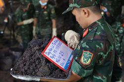X&uacute;c động chứng kiến h&agrave;i cốt liệt sĩ nằm chồng l&ecirc;n nhau tại C&ocirc;ng vi&ecirc;n L&ecirc; Thị Ri&ecirc;ng