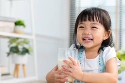 Trẻ uống sữa hạt thay sữa bò có thể thiếu dưỡng chất cho tăng trưởng chiều cao