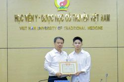Học viện Y - Dược học cổ truyền Việt Nam khen thưởng kịp thời nam sinh viên cứu người giữa đường