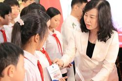 Bộ trưởng Bộ Y tế Đào Hồng Lan: Mỗi trẻ em có hoàn cảnh đặc biệt đều cần một vòng tay yêu thương