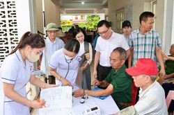 Bệnh viện Kiến An khám sức khỏe miễn phí cho 150 người có công