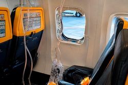 H&agrave;nh kh&aacute;ch bị h&uacute;t qua cửa sổ m&aacute;y bay ở Hy Lạp