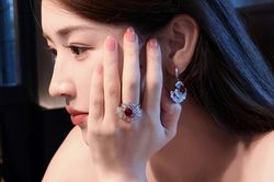Đừng mua nhẫn đính hôn kim cương nếu chưa biết 4C là gì