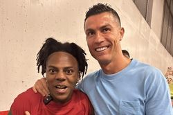Ronaldo tri ân 'fan cuồng'