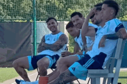 Cảnh 'anh em văn phòng' Argentina thư giãn gây bão mạng