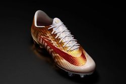 Đôi giày độc bản Ronaldo tặng 'fan cuồng'