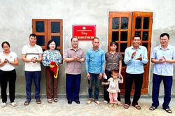 Lai Châu: Bàn giao nhà 'Đại đoàn kết' cho hộ nghèo phường Tân Phong