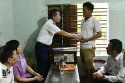 Hải đoàn 21 động viên, tặng quà ngư dân bị thiệt hại do hỏa hoạn