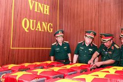 [Ảnh] Đại tướng Nguyễn Trọng Nghĩa dâng hương tưởng niệm các Anh hùng liệt sĩ và kiểm tra công tác tìm kiếm, quy tập hài cốt liệt sĩ tại Thành phố Hồ Chí Minh