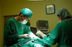 Cứu sống người phụ nữ bị mảnh kính cắt ngang cổ