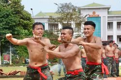 Đặc công khổ luyện thành tài