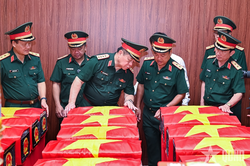 Đại tướng Nguyễn Trọng Nghĩa kiểm tra c&ocirc;ng t&aacute;c quy tập h&agrave;i cốt liệt sĩ tại C&ocirc;ng vi&ecirc;n L&ecirc; Thị Ri&ecirc;ng