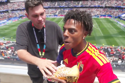 Đôi giày vàng Ronaldo tặng fan cuồng có gì đặc biệt?