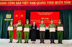 Khen thưởng 1 tập thể và 6 cá nhân Công an xã Phú Thuận