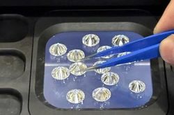 Truy tố 4 bị can trong vụ buôn lậu hơn 700 viên kim cương