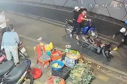 Điều tra nhóm người mang hung khí rượt đuổi, đập phá xe máy ở TPHCM