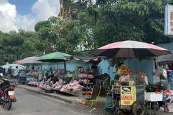 Hàng rong quây kín trước cổng bệnh viện