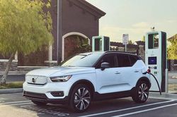 Triệu hồi 64.000 xe Volvo XC40 vì pin cao áp có nguy cơ cháy nổ