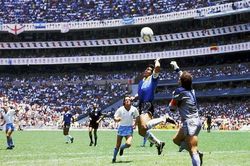 'Luật ngầm' khiến trọng tài Anh tránh Argentina