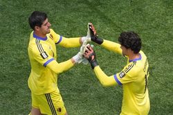 Tây Ban Nha đấu với Bỉ: Courtois an ủi Lammens sau sai lầm định mệnh - 'Cậu ấy sẽ mạnh mẽ hơn từ thất bại này'