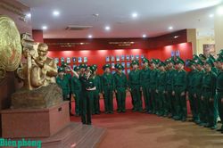 Gi&aacute;o dục truyền thống cho chiến sĩ mới tại Bảo t&agrave;ng Bi&ecirc;n ph&ograve;ng