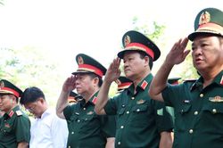 Đại tướng Nguyễn Trọng Nghĩa kiểm tra quá trình tìm kiếm hài cốt liệt sĩ tại Công viên Lê Thị Riêng