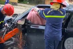 2 ô tô đâm nhau, phải cắt cánh xe đưa nạn nhân ra ngoài
