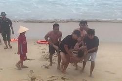 Cứu sống 3 cha con du khách Hà Nội bị sóng cuốn khi tắm biển ở Quảng Ngãi