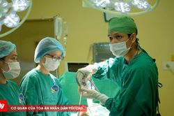 Phát hiện u buồng trứng khổng lồ sau khi đau bụng dữ dội