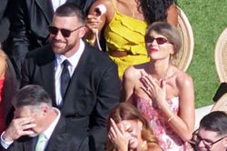 Ca sĩ tỷ phú Taylor Swift lần đầu lộ diện sau đám cưới xa hoa trị giá 1300 tỷ