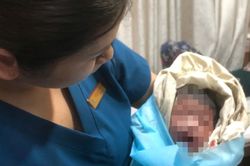 Sản phụ 17 tuổi sinh con trong nhà vệ sinh công ty, bỏ bé vào thùng rác