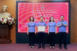 VKSND TP Huế trao Bằng khen cho các tập thể, cá nhân có thành tích xuất sắc