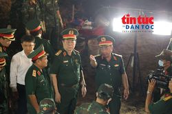 Đại tướng Nguyễn Trọng Nghĩa kiểm tra c&ocirc;ng t&aacute;c quy tập h&agrave;i cốt liệt sĩ tại C&ocirc;ng vi&ecirc;n L&ecirc; Thị Ri&ecirc;ng