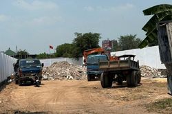 Khởi tố 6 bị can đổ trái phép gần 800 tấn chất thải xây dựng