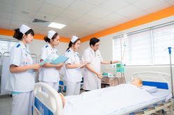 Điểm sàn xét tuyển vào ngành đào tạo sức khỏe tại các trường đại học phía Nam