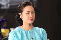 Ca sĩ Nhật Kim Anh mặc giản dị, bán kẹo kéo và hát bên đường gây xôn xao