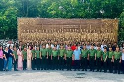 Đoàn công tác báo An ninh Thủ đô về nguồn tại Di tích Trường dạy làm báo Huỳnh Thúc Kháng