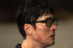So Ji Sub quỳ gối trong tuyệt vọng ở 'Agent Kim Reactivated'